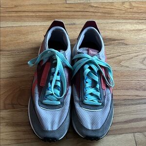 Reeboks Womens Classic Legacy Sneakers. Size 7/12